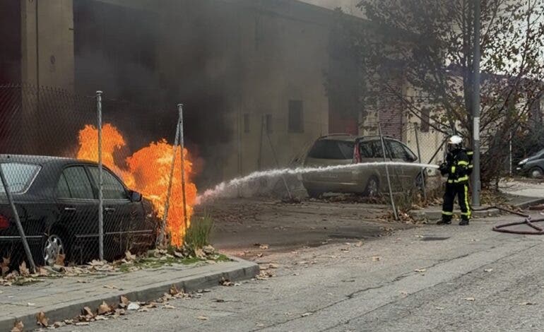 Arde un coche estacionado en el polígono de San Fernando de Henares