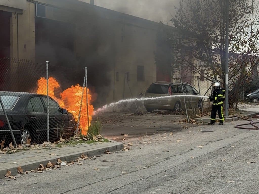Arde un coche estacionado en el polígono de San Fernando de Henares