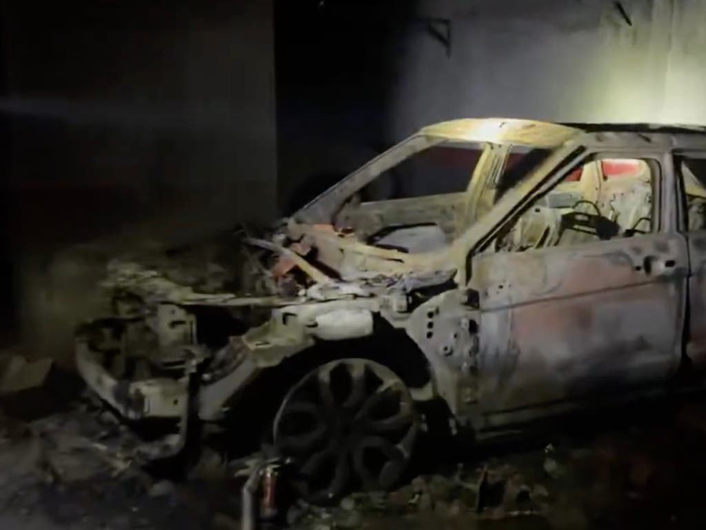 Un incendio en un garaje de Villaverde calcina un coche y una moto y provoca daños estructurales