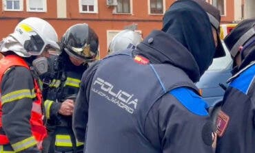 Un coche arde en el garaje de un edificio de Carabanchel y obliga a rescatar a dos personas