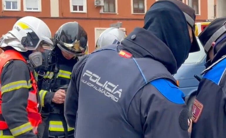 Un coche arde en el garaje de un edificio de Carabanchel y obliga a rescatar a dos personas