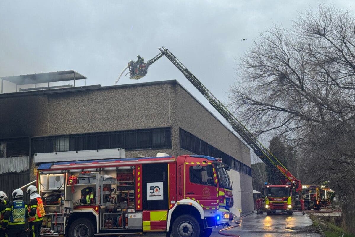 Un incendio en una nave de productos cárnicos en Alcalá de Henares provoca cuantiosos daños materiales