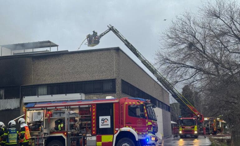 Un incendio en una nave de productos cárnicos en Alcalá de Henares provoca cuantiosos daños materiales