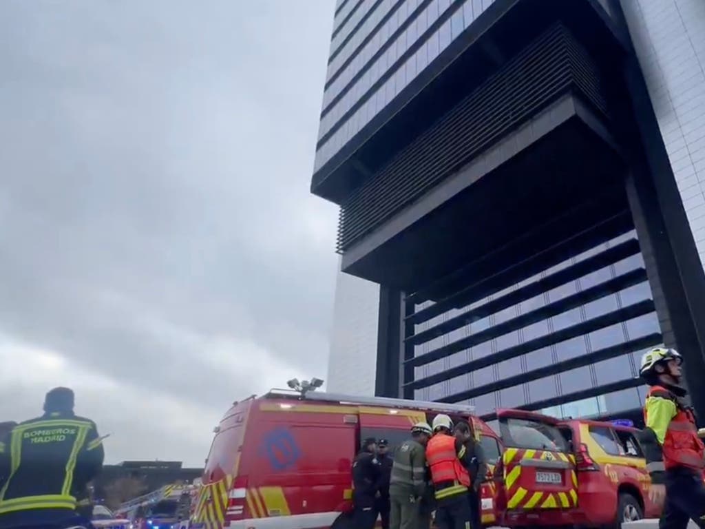Un incendio en un transformador obliga a desalojar la torre Foster de la Castellana
