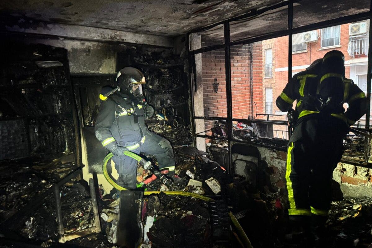 Un incendio arrasa una vivienda en Móstoles y deja cinco personas atendidas por humo