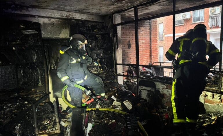 Un incendio arrasa una vivienda en Móstoles y deja cinco personas atendidas por humo