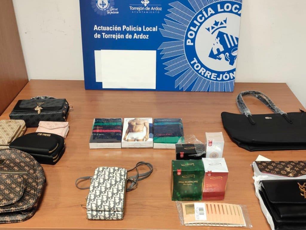 La Policía Local de Torrejón intercepta un coche lleno de productos falsificados listos para su venta