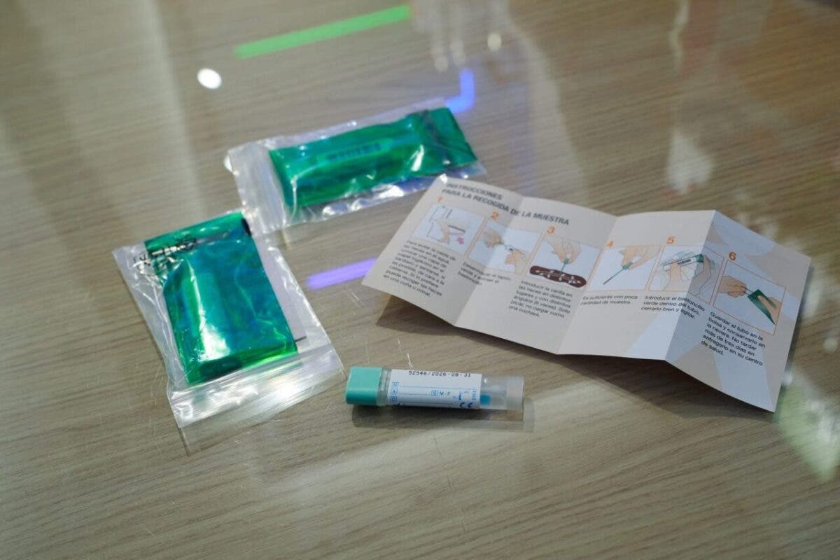 La Comunidad de Madrid empieza a repartir gratis en las farmacias los kits para el cribado de cáncer de colon