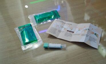 La Comunidad de Madrid empieza a repartir gratis en las farmacias los kits para el cribado de cáncer de colon