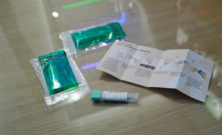 La Comunidad de Madrid empieza a repartir gratis en las farmacias los kits para el cribado de cáncer de colon