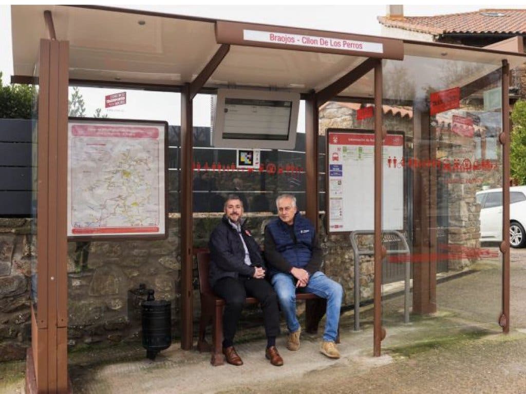 La Comunidad de Madrid instala marquesinas de autobús con calefacción en tres municipios de la Sierra Norte