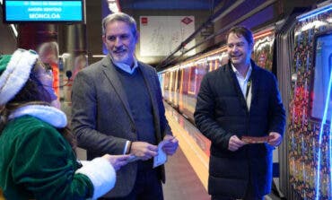 Metro invita a más de 2.200 escolares a un viaje mágico en el Tren de la Navidad