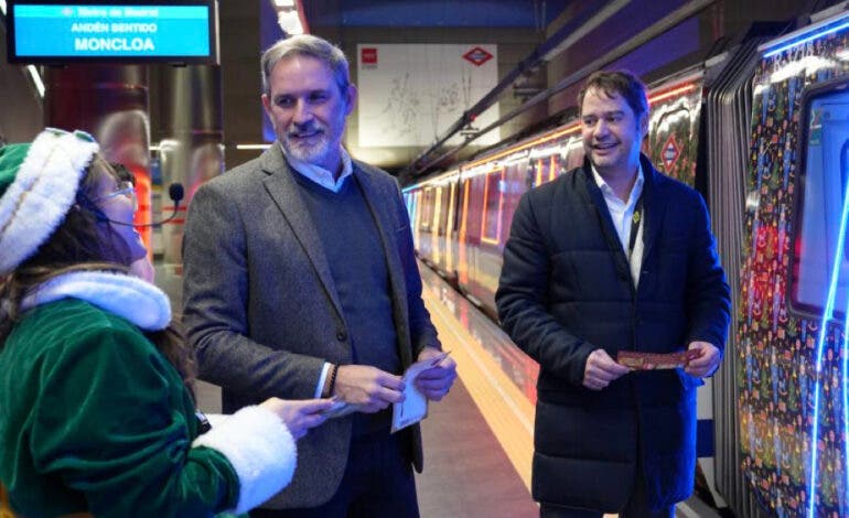 Metro invita a más de 2.200 escolares a un viaje mágico en el Tren de la Navidad