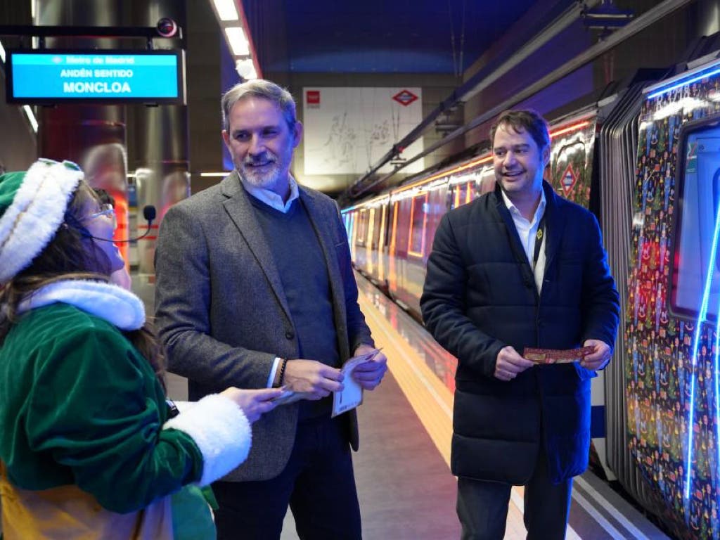 Metro invita a más de 2.200 escolares a un viaje mágico en el Tren de la Navidad