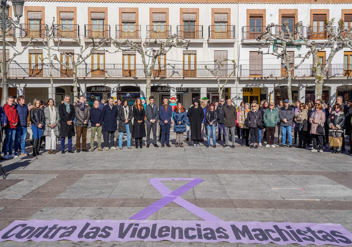 Torrejón guarda un minuto de silencio por María Ángeles, la vecina asesinada a puñaladas por su marido