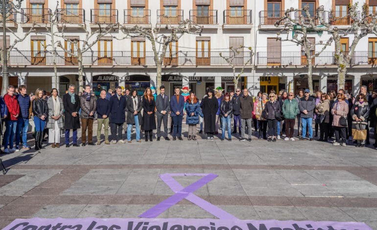 Torrejón guarda un minuto de silencio por María Ángeles, la vecina asesinada a puñaladas por su marido
