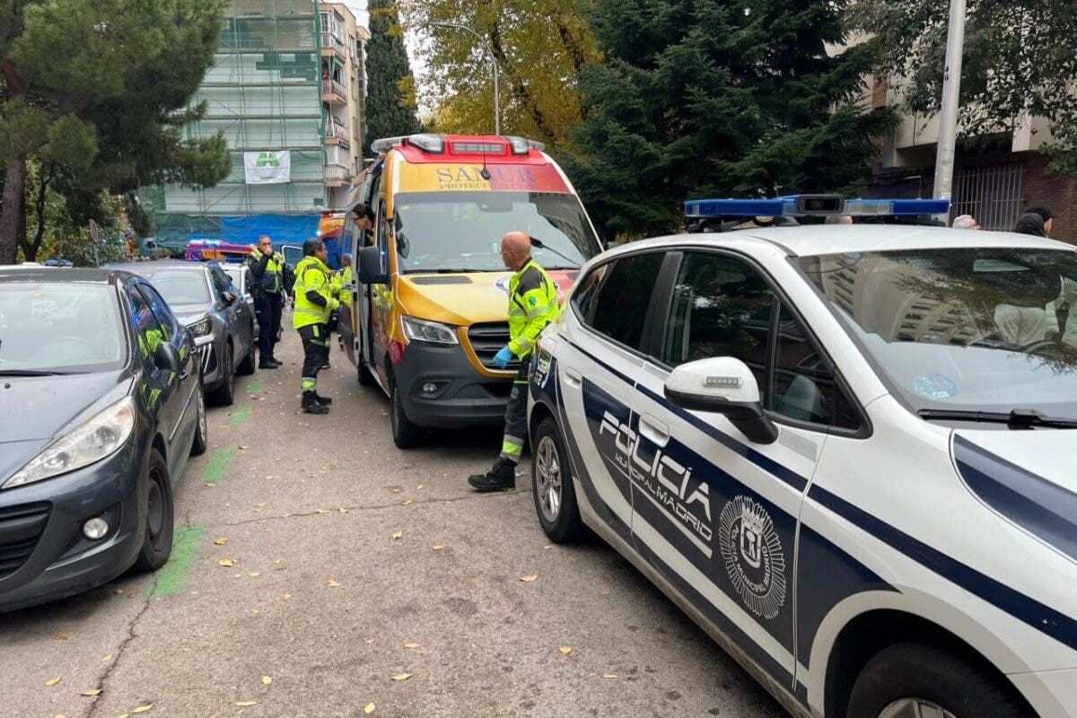 Muere una mujer tras precipitarse desde un décimo piso en Ciudad Lineal junto a sus dos hijos, muy graves