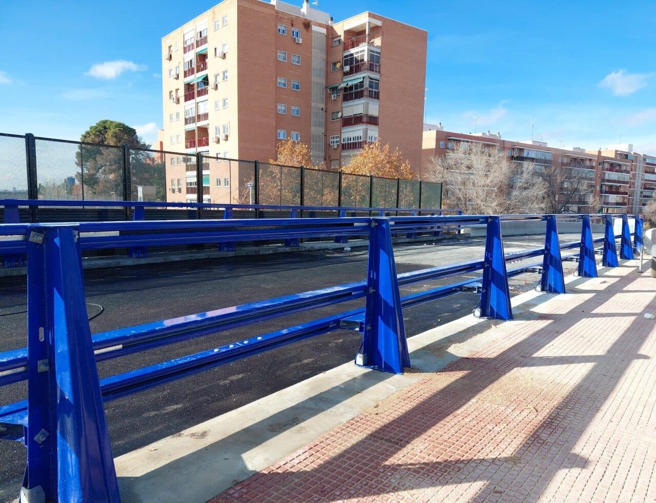 Vista del nuevo paso superior en Alcalá de Henares con barandillas azules