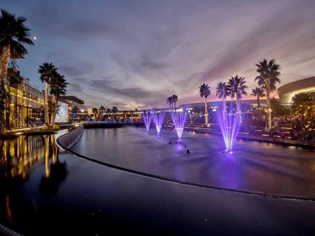 Oasiz Madrid celebra la Navidad en Torrejón con un espectáculo aéreo sobre el lago