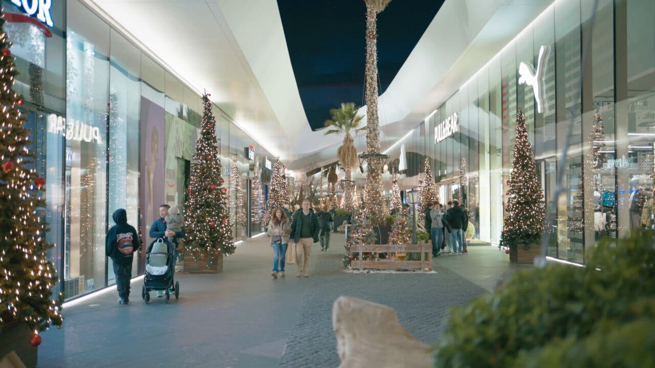 Vista del centro comercial Oasiz Madrid decorado para Navidad