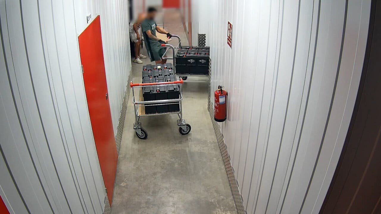 Detenidos transportando baterías robadas en un pasillo