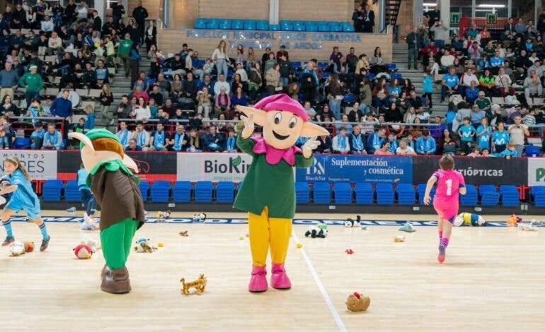 El Garbajosa de Torrejón se llenó de peluches solidarios con los Guachis en el último partido del año del Movistar Inter