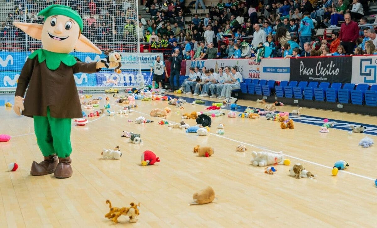 El Garbajosa de Torrejón se llenó de peluches solidarios con los Guachis en el último partido del año del Movistar Inter