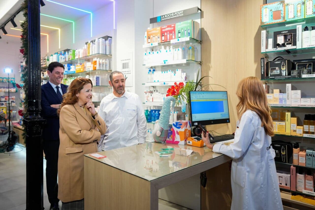 Entrega de kits de cribado de cáncer de colon en farmacia de Madrid