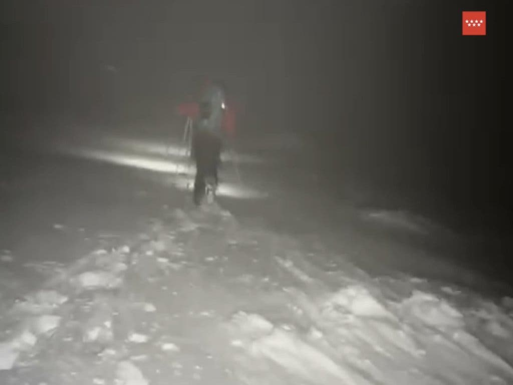 Dos horas perdidos en Peñalara: rescatan sanos y salvos a un hombre y una mujer en plena montaña