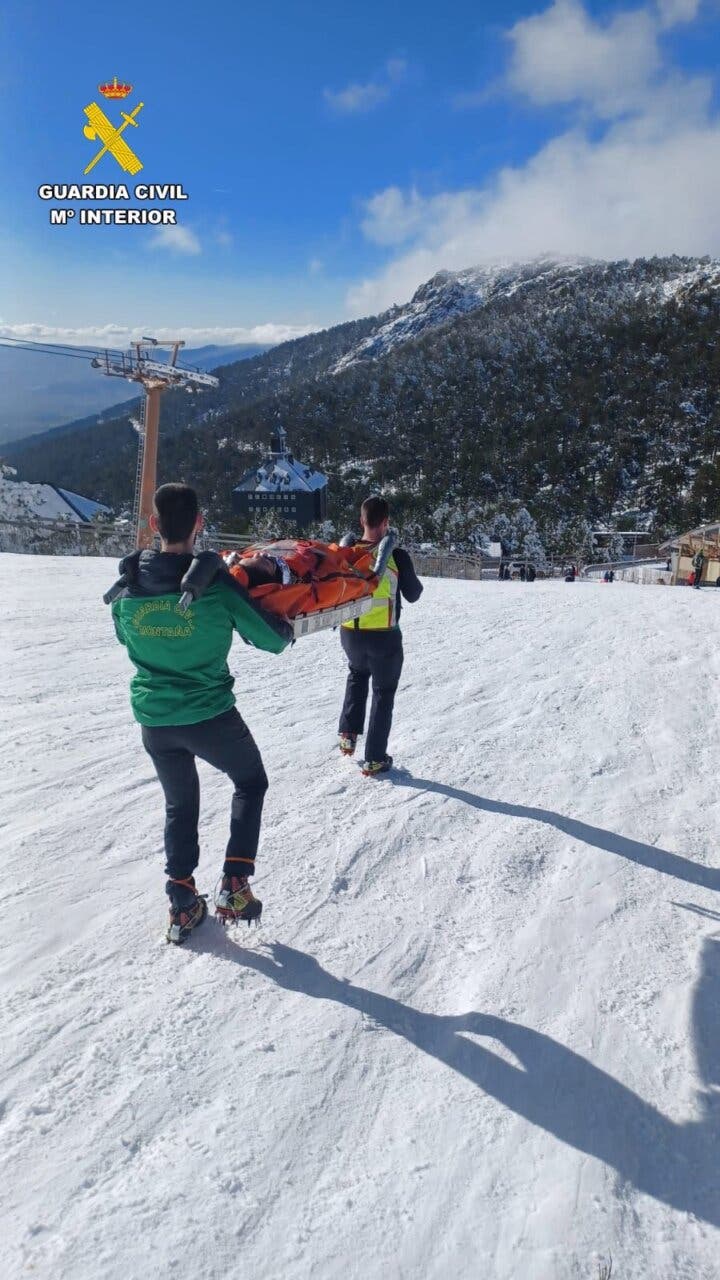 Rescate de personas por la Guardia Civil en la nieve