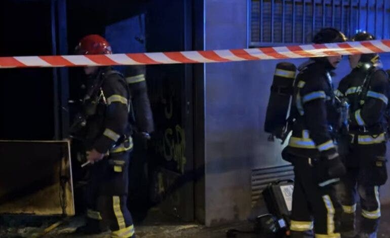 Diecinueve vecinos rescatados tras un incendio en un bloque de la avenida San Diego