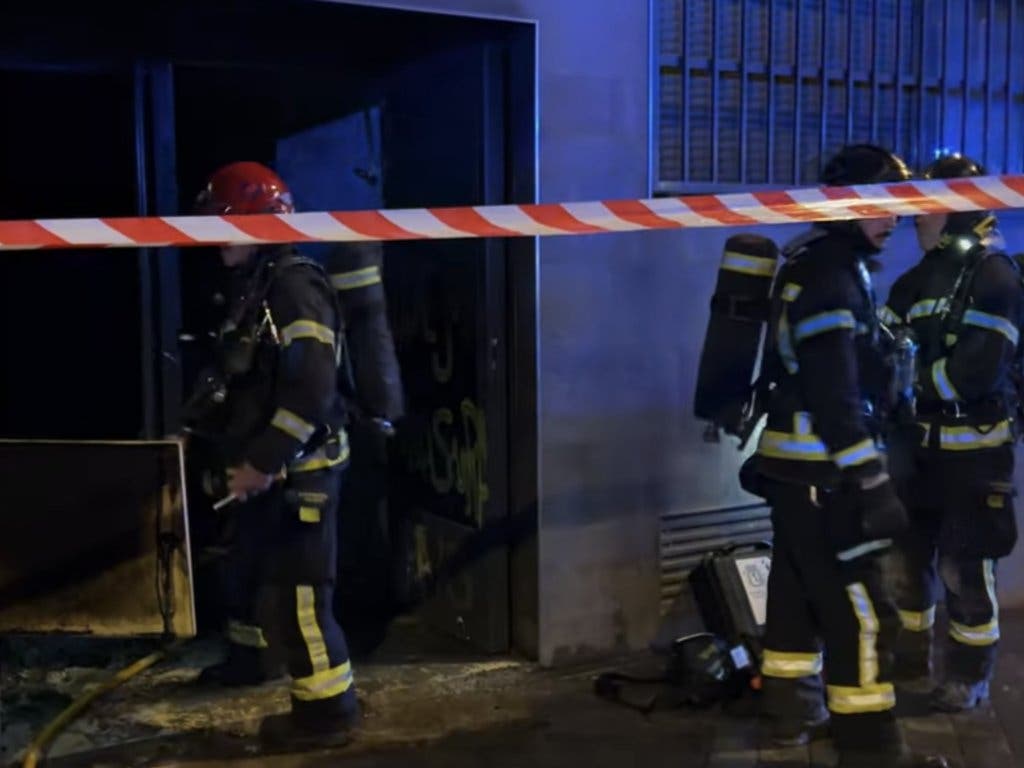 Diecinueve vecinos rescatados tras un incendio en un bloque de la avenida San Diego