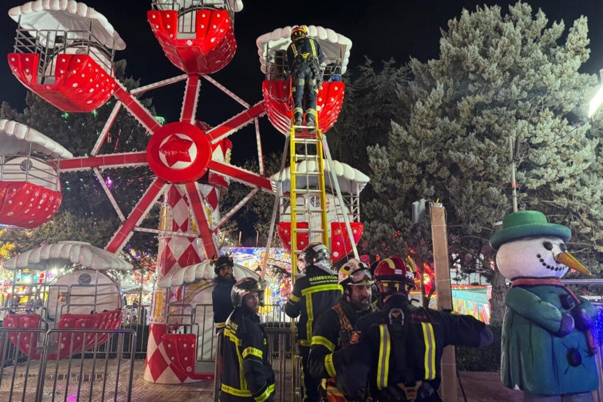 Rescatados cuatro menores y un adulto atrapados en una noria infantil del Navipark de Móstoles
