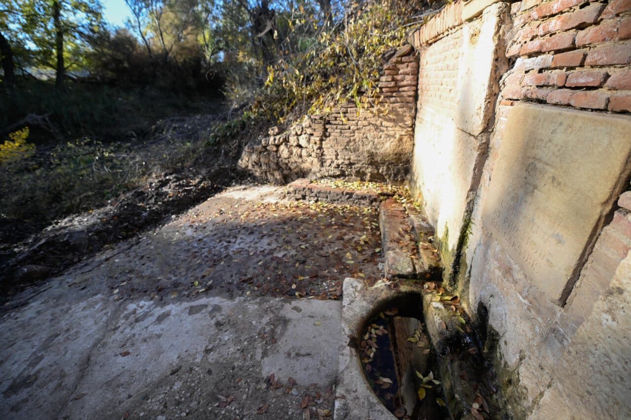 Vista de la Fuente de la Salud en Alcalá de Henares, restauración reciente.