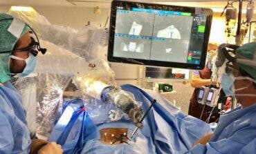La sanidad madrileña opera con robot a un adolescente con escoliosis por primera vez en España