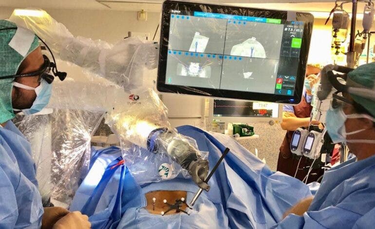 La sanidad madrileña opera con robot a un adolescente con escoliosis por primera vez en España