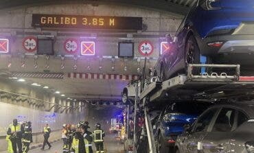 Un tráiler cargado de coches queda atrapado en el túnel de Bailén