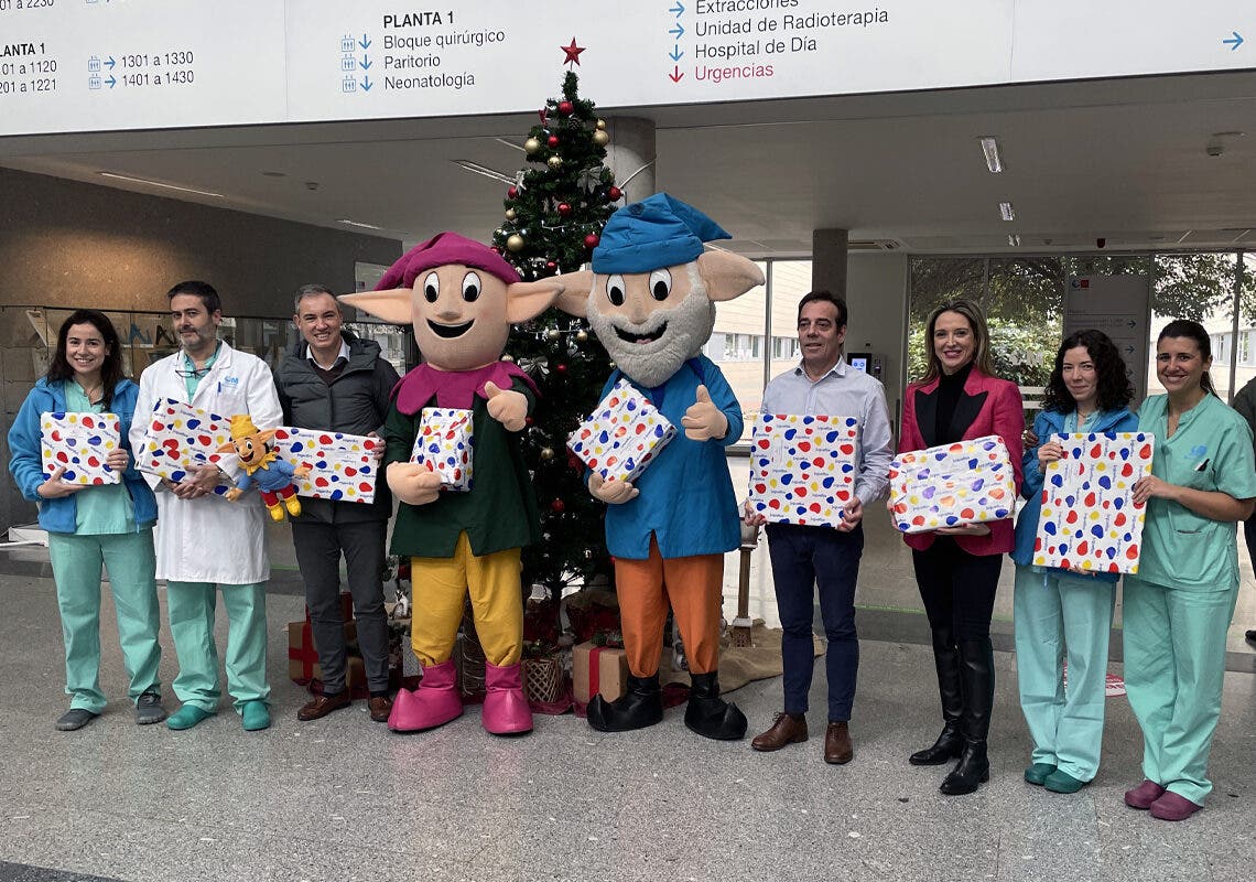 Los Guachis visitan a los niños ingresados en el Hospital de Torrejón
