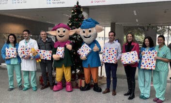 Los Guachis visitan a los niños ingresados en el Hospital de Torrejón