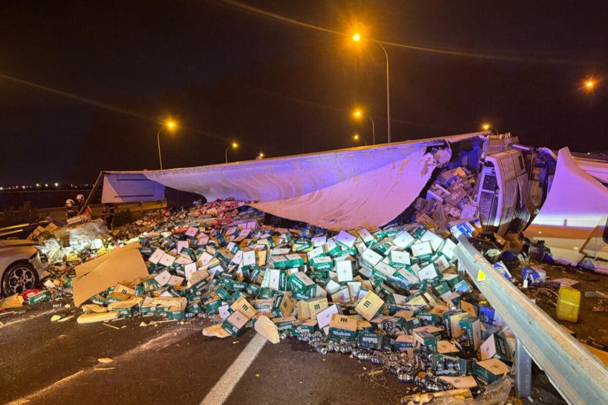 Dos heridos al volcar un tráiler con 20.000 botellines de cerveza en la M-50 en Getafe