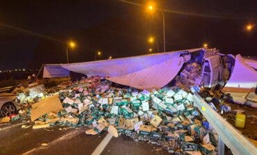 Dos heridos al volcar un tráiler con 20.000 botellines de cerveza en la M-50 en Getafe