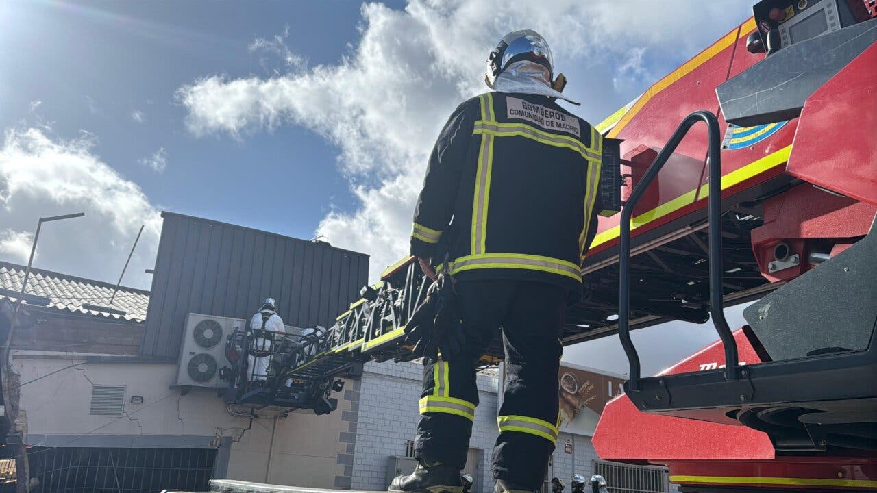 Bomberos trabajando en un camión empotrado en un restaurante en Ajalvir