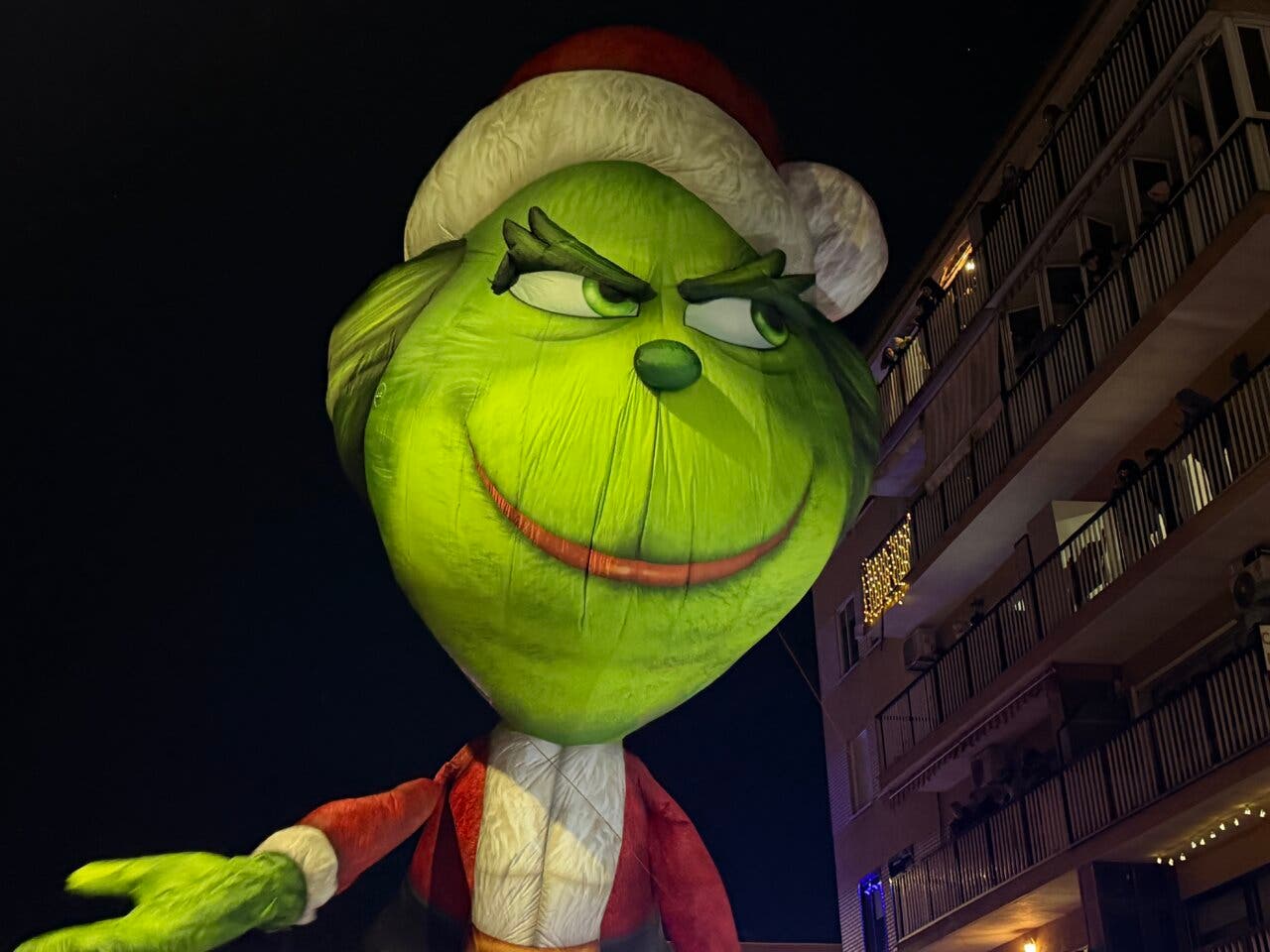 Gran figura del Grinch en la Gran Cabalgata de Reyes en Torrejón de Ardoz