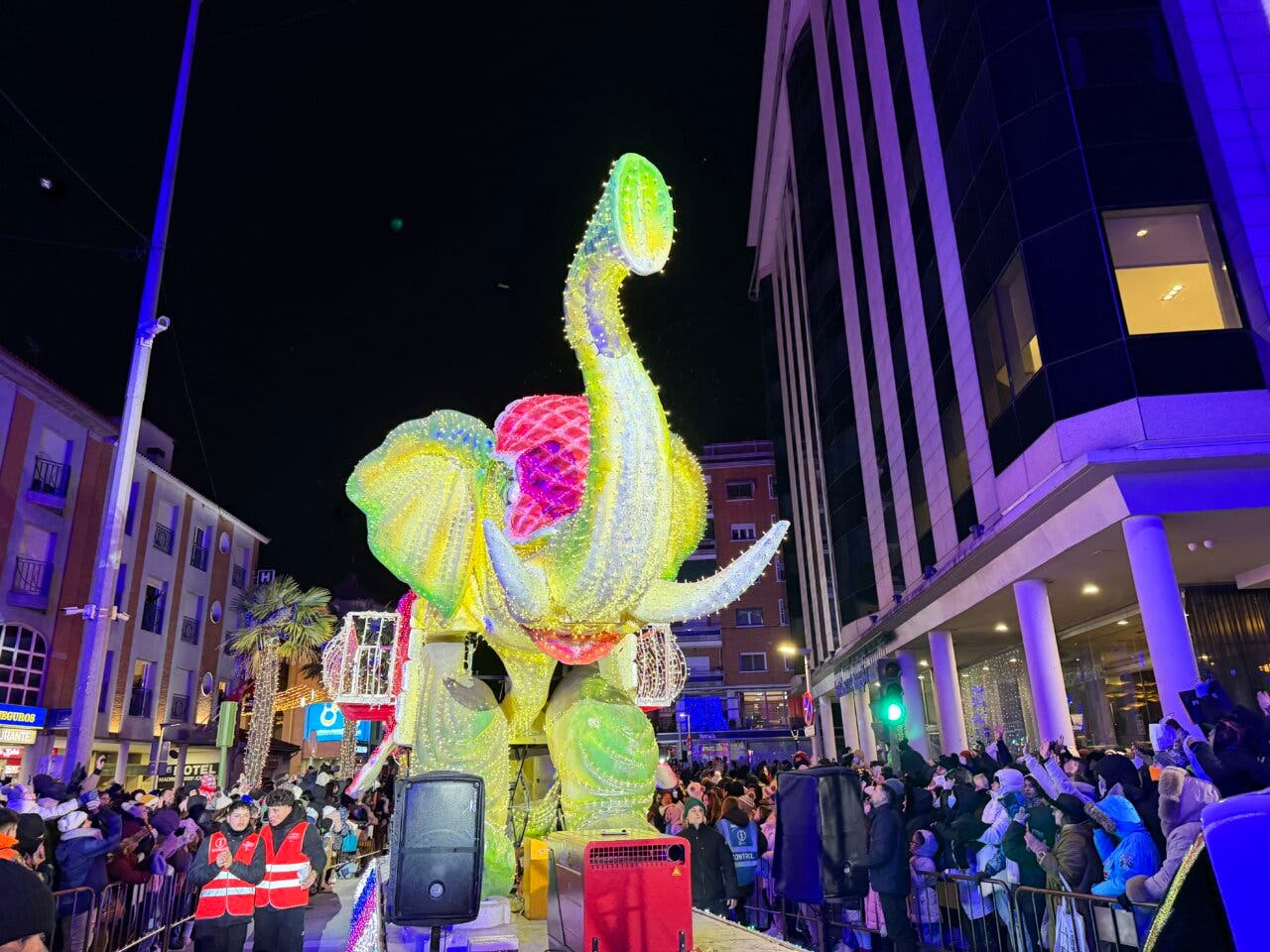 Carroza iluminada de un elefante en la Gran Cabalgata de Reyes