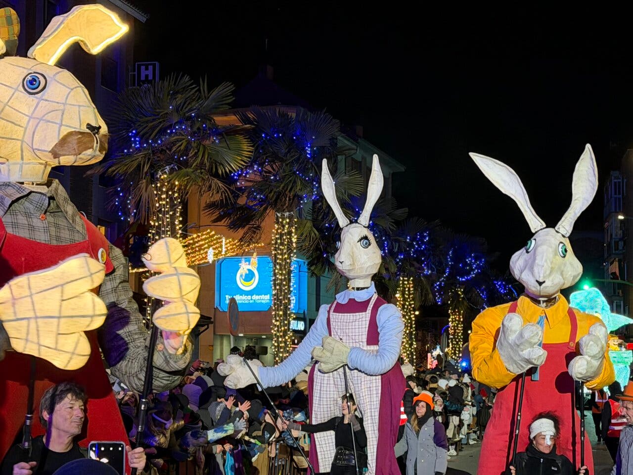 Carrozas y personajes en la Gran Cabalgata de Reyes en Torrejón de Ardoz