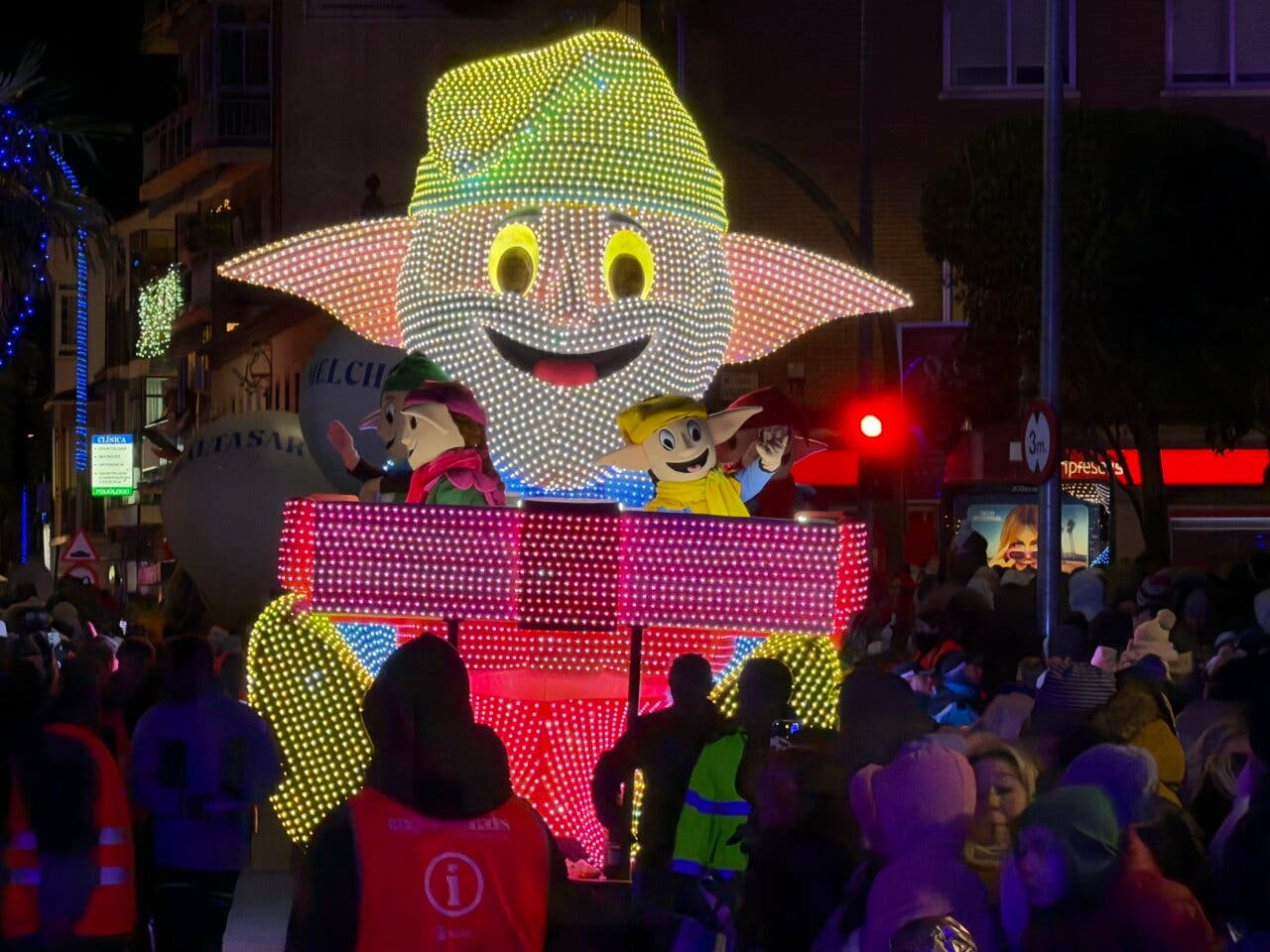 Carroza iluminada en la Gran Cabalgata de Reyes en Torrejón de Ardoz