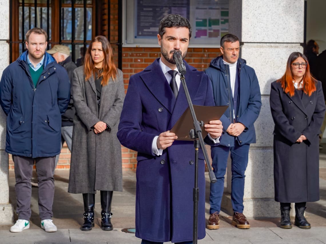 Minuto de silencio en Alcalá por víctimas del accidente ferroviario.