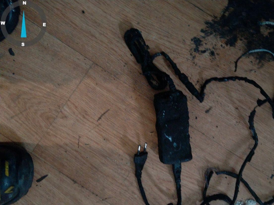 Cargador quemado tras explosión de batería en vivienda