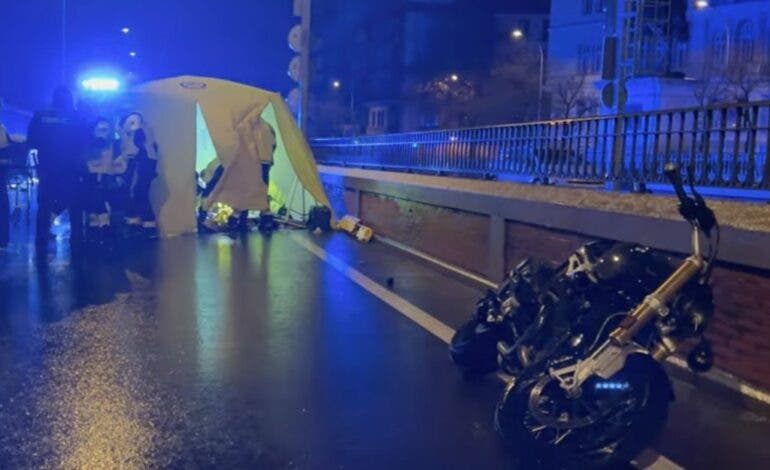 Un motorista y un ciclista, heridos graves tras chocar de madrugada en la calle O’Donnell, en Madrid