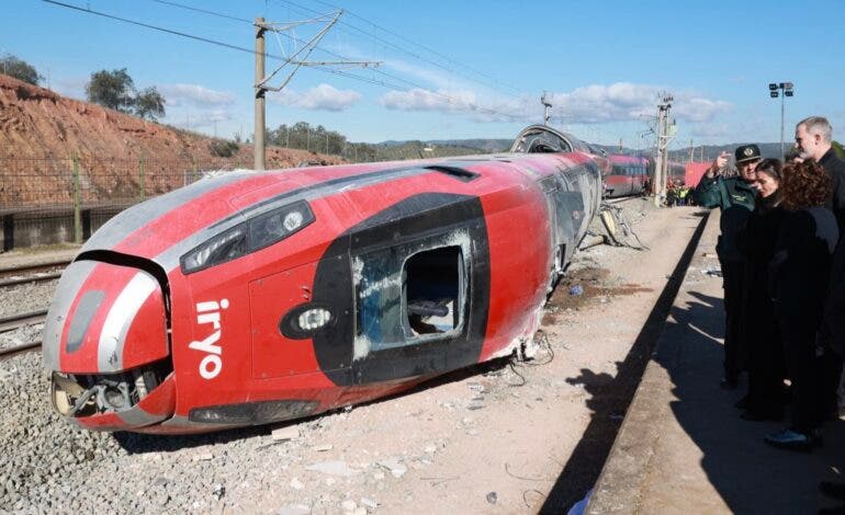 Se elevan a 43 los muertos en Adamuz: el maquinista del Iryo advirtió de «un enganchón» y pidió parar el tráfico «urgentemente»